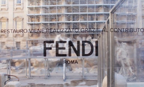 La Fontana di Trevi durante il restauro finanziato da Fendi