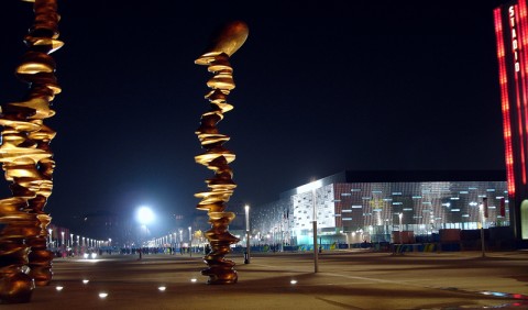 Il PalaIsozaki di Torino con in primo piano le sculture di Tony Cragg