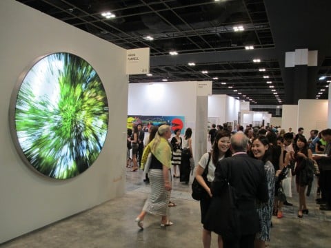 Inaugurazione e in primo piano l’opera “Tree of Life” di Hania Farrell, 2011, Singapore art fair 2014 (foto Chiara Cecutta)