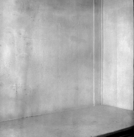 Yves Klein, La Spécialisation de la sensibilité à l’état matière première en sensibilité picturale stabilisée (Le vide). Galerie Iris Clert, Paris, 28 avril-12 mai 1958