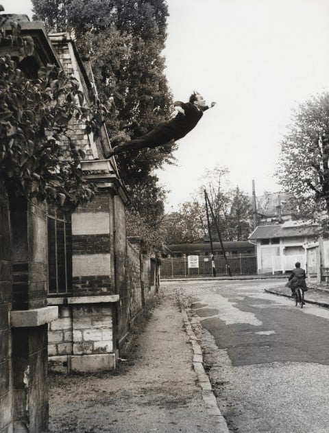 Yves Klein, Le saut dans le vide – performance in Rue Gentil-Bernard, Fontenay-aux-Roses, Parigi, ottobre 1960 - photo Harry Shunk