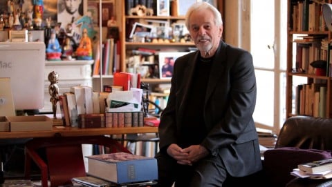 Alejandro Jodorowsky nel suo appartamento parigino, dal documentario Jodorowsky's Dune, 2013