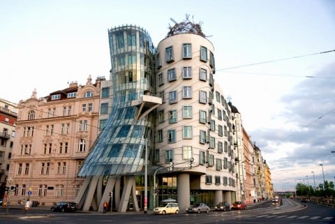 Frank Gehry, Dancing Building, Praga, 1996