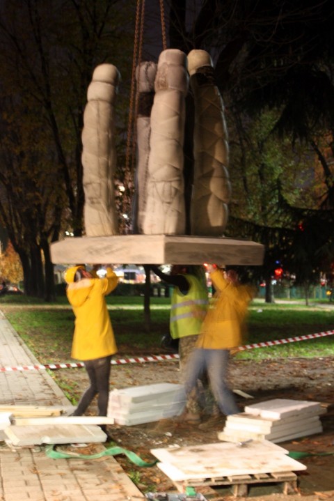 Gavin Kenyon, Four Sentinels, 2014 – alcuni momenti di assemblaggio e installazione 