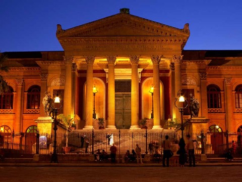 Il Teatro Massimo di Palermo, tra i monumenti adottati dalle scuole di Palermo, restituito alla città del 1997, dopo 20 anni di chiusura