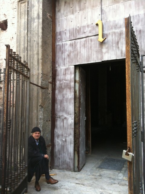 Jannis Kounellis di fronte all'installazione 1_La peste di Gian Maria Tosatti