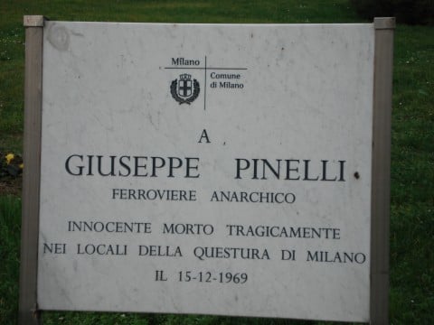La lapide commemorativa per Giuseppe Pinelli