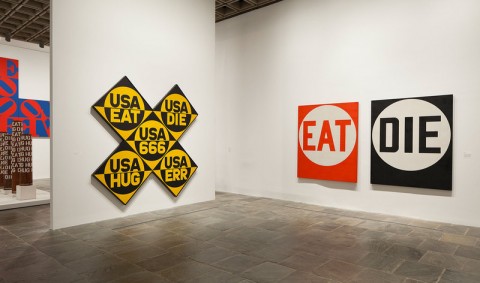 Robert Indiana - Beyond LOVE – veduta della mostra presso il Whitney Museum of American Art, New York 2013 - © 2013 The Morgan Art Foundation, Artists Rights Society (ARS), New York - photo Sheldan C. Collins