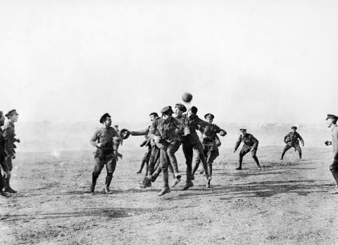 La tregua natalizia di Flanders Fields, 1914 -le truppe nemiche giocano a pallone