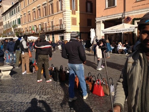 Vucumprà e abusivi in Piazza Navona - sabato 13 dicembre 2014
