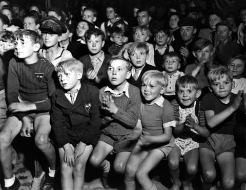 Walter Rosenblaum - Nell’anniversario della presa della Bastiglia ragazzini francesi del villaggio di Mazisy guardano un film offerto dalle truppe speciali americane.