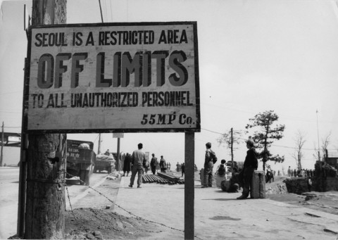 Werner Bischof, Seoul, OFF LIMITS, Corea, 1954, vintage, stampa alla gelatina sali d'argento, 20 x 29,8 cm, Collezione Marco Antonetto © Werner Bischof : Magnum Photos