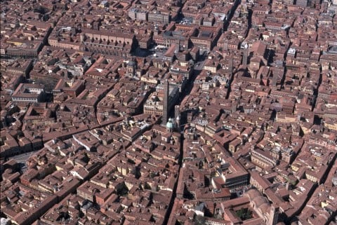 BOLOGNA.CENTRO STORICO.PANORAMICA AEREA DEL CENTRO STORICO.ESTERNO.