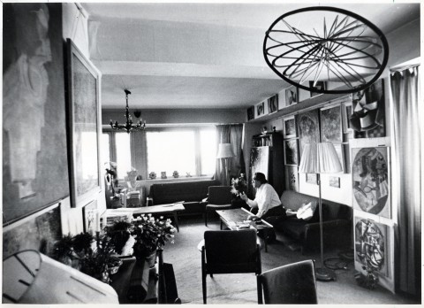 Georgij Costakis nella sua casa di Mosca - Foto di Igor' Pal'min 1973, Archive of the Museum of Contemporary Art, Collection Costakis, Thessaloniki, Grecia