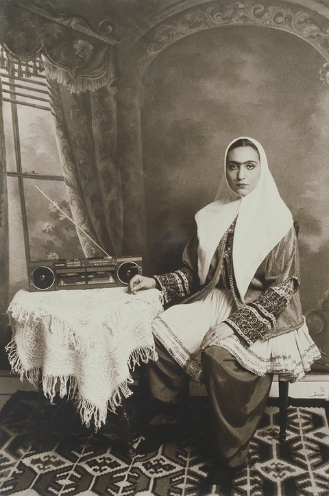 Ghadirian Shadi, Qajar#18-(radio),1998, Fotografia, 90x60 cm, Collezione Giuseppe Iannaccone, Courtesy Ghadirian Shad