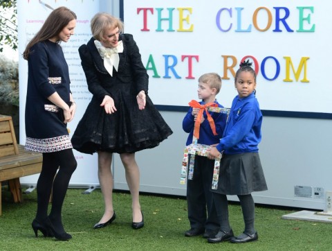 Kate Middleton e Greyson Perry in visita a una scuola di Londra