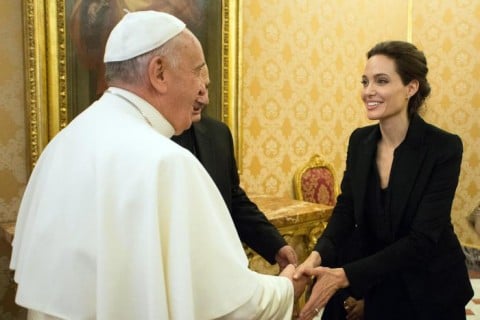 L'incontro tra Papa Francesco e Angelina Jolie (AP Photo/L'Osservatore Romano, Pool) [Credit: ANSA]