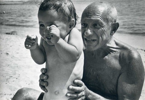 Picasso con suo figlio Claude - foto Robert Capa