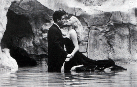 Anita Ekberg e Barcello Mastroianni nella celebre scena de La Dolce Vita