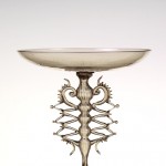 Coppa in vetro fumé su stelo rigadin con manici applicati a zigzag, con morisia - Venezia, Compagnia Venezia Murano – 1878 - Museo del Vetro, Murano