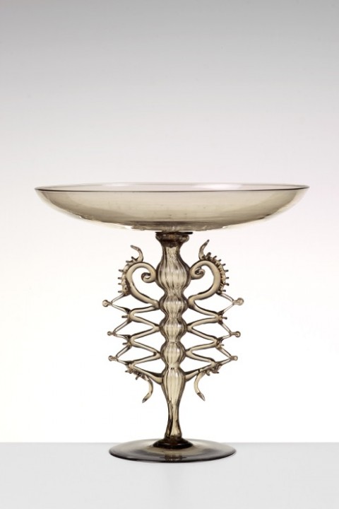 Coppa in vetro fumé su stelo rigadin con manici applicati a zigzag, con morisia - Venezia, Compagnia Venezia Murano – 1878 - Museo del Vetro, Murano