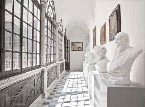 Corridoio di Loggiato del piano nobile. Busti degli Uomini illustri. Foto Robert Pettena