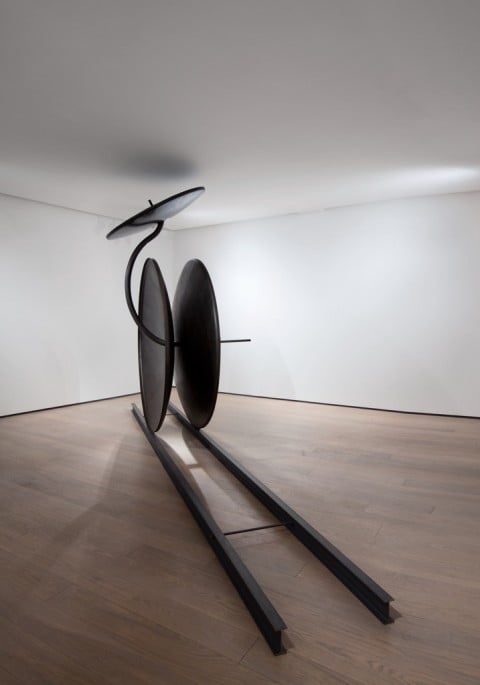 Eliseo Mattiacci, Il carro solare del Montefeltro, 1987 - mostra allestita alla Galleria dello Scudo nel 2010-11 – photo Claudio Abate