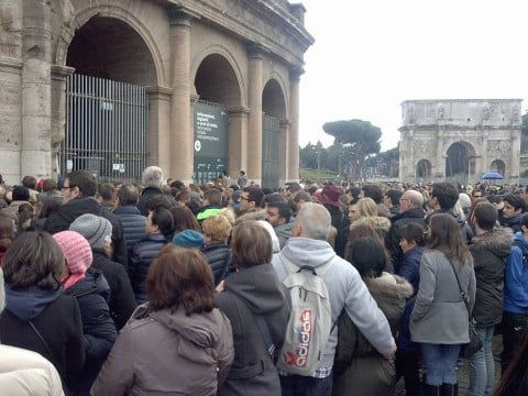 File per i controlli antiterrorismo al Colosseo