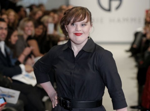 Jamie Brewer sfila a New York per Carrie Hammer