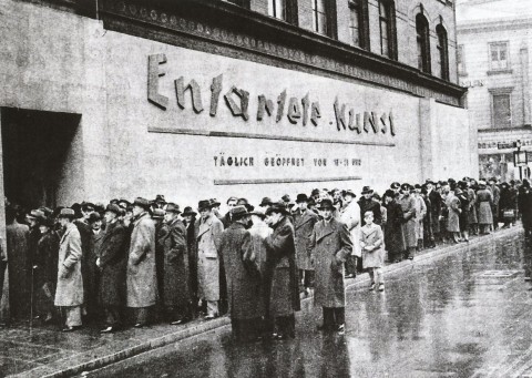 La fila all'ingresso della mostra di arte degenerata