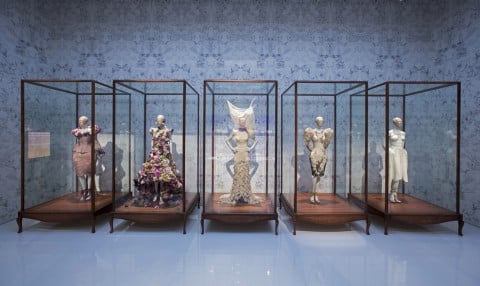 Alexander McQueen Savage Beauty at the V&A (foto Victoria and Albert Museum, Londra)