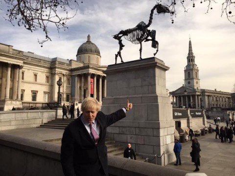 Il sindaco di Londra, Boris Johnson, indica la statua di Hans Haacke in Trafalgar Square