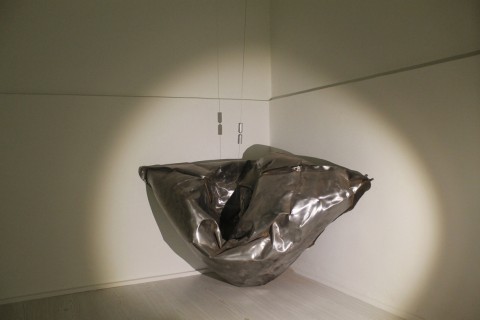 Federico De Leonardis, Cuscino e Punto, acciaio, parte dell'installazione Fessura in punto, linea e superficie - Theca Gallery, Milano 2015