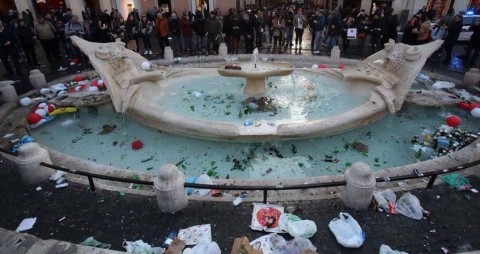 La fontana della Barcaccia danneggiata dai tifosi olandesi