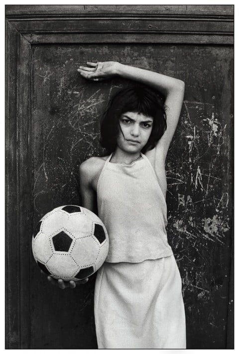 Letizia Battaglia, Palermo, 1980. Quartiere La Cala La bambina con il pallone