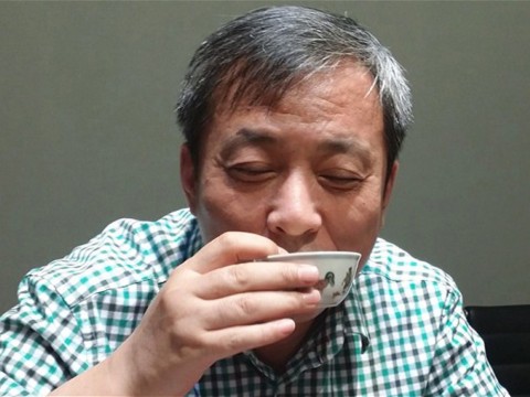 Liu Yiqian con la sua porcellana da 36 milioni di dollari