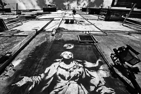 Banksy a Napoli, la Madonna con la pistola