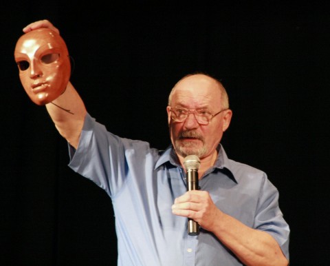 Donato Sartori con la maschera neutra durante la conferenza sulla maschera, Teatro Amira de la Rosa, Carnaval de las Artes en Baranquilla, Colombia 2008