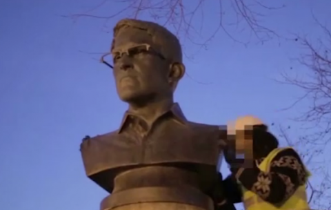 Il busto di Edward Snowden installato a Fort Greene Park (shot da video IBT)
