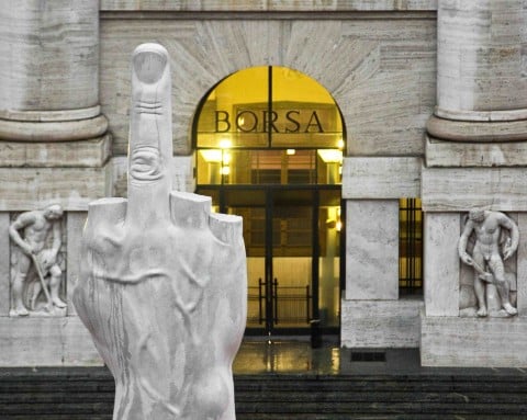 L.O.V.E. di Maurizio Cattelan