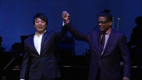 Lang Lang e Herbie Hancock nel concerto a quattro mani all'O2 World Stadium di Berlino nel 2012