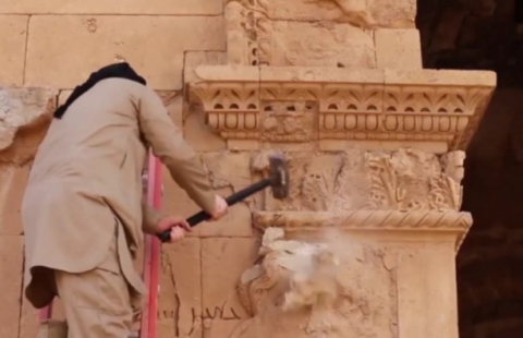 L'aggressione dell'Isis al sito iracheno di Hatra, still da video