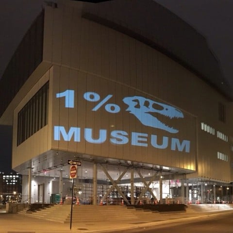 L'installazione del collettivo The Illuminator sulla facciata del Whitney Museum di New York
