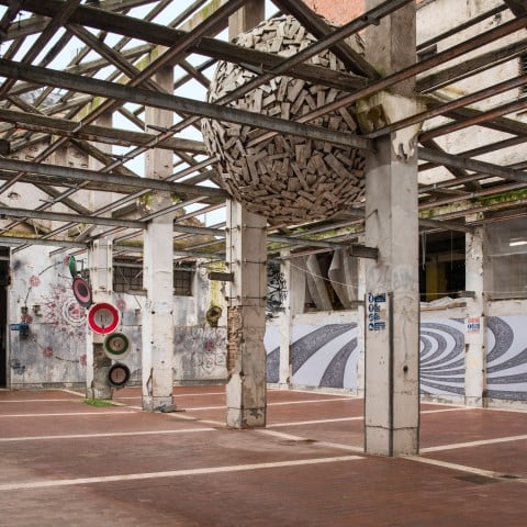 MAAM - Cortile interno. In primo piano la L.U.N.A. di Massimo di Giovanni, ricavata dalle travi del tetto, sullo sfondo l’opera Refuge di James Graham - photo Giuliano Ottaviani