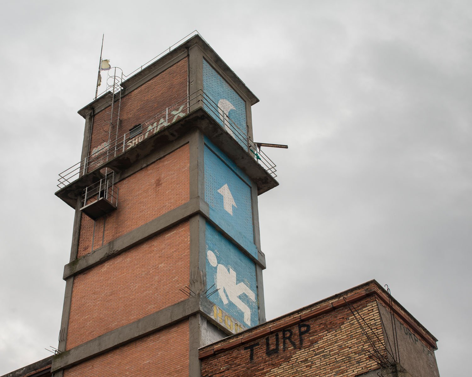 MAAM - La torre di Metropoliz. Sulla facciata Hogre e il suo omino che va sulla Luna - photo Giuliano Ottaviani
