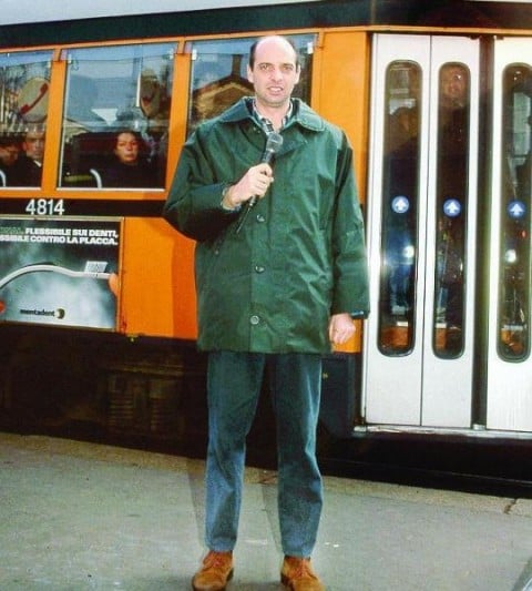 Paolo Brosio davanti al Palazzo di Giustizia di Milano, durante Tangentopoli