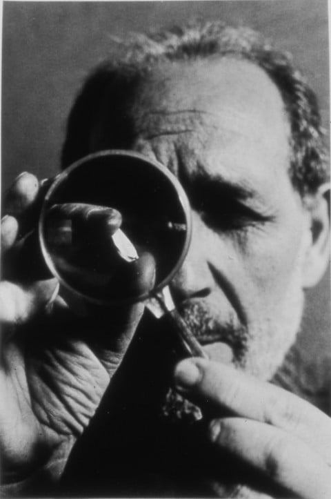 Emilio Isgrò fotografato da Ferdinando Scianna, nel 1998