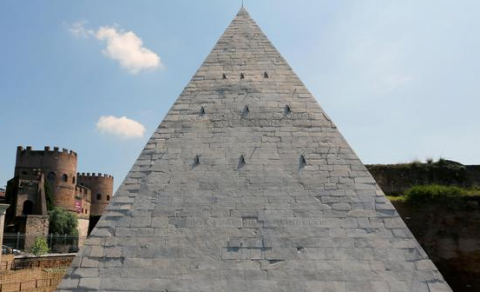 La Piramide Cestia, a Roma