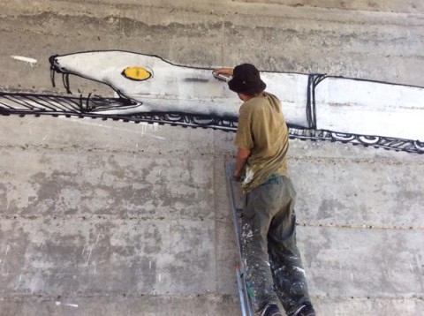 Blu a lavoro sul nuovo murale di Chiomonte