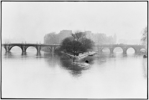 Henri Cartier-Bresson, Ile de la Cité, Parigi, 1952 © Henri Cartier-Bresson - Magnum Photos - Contrasto